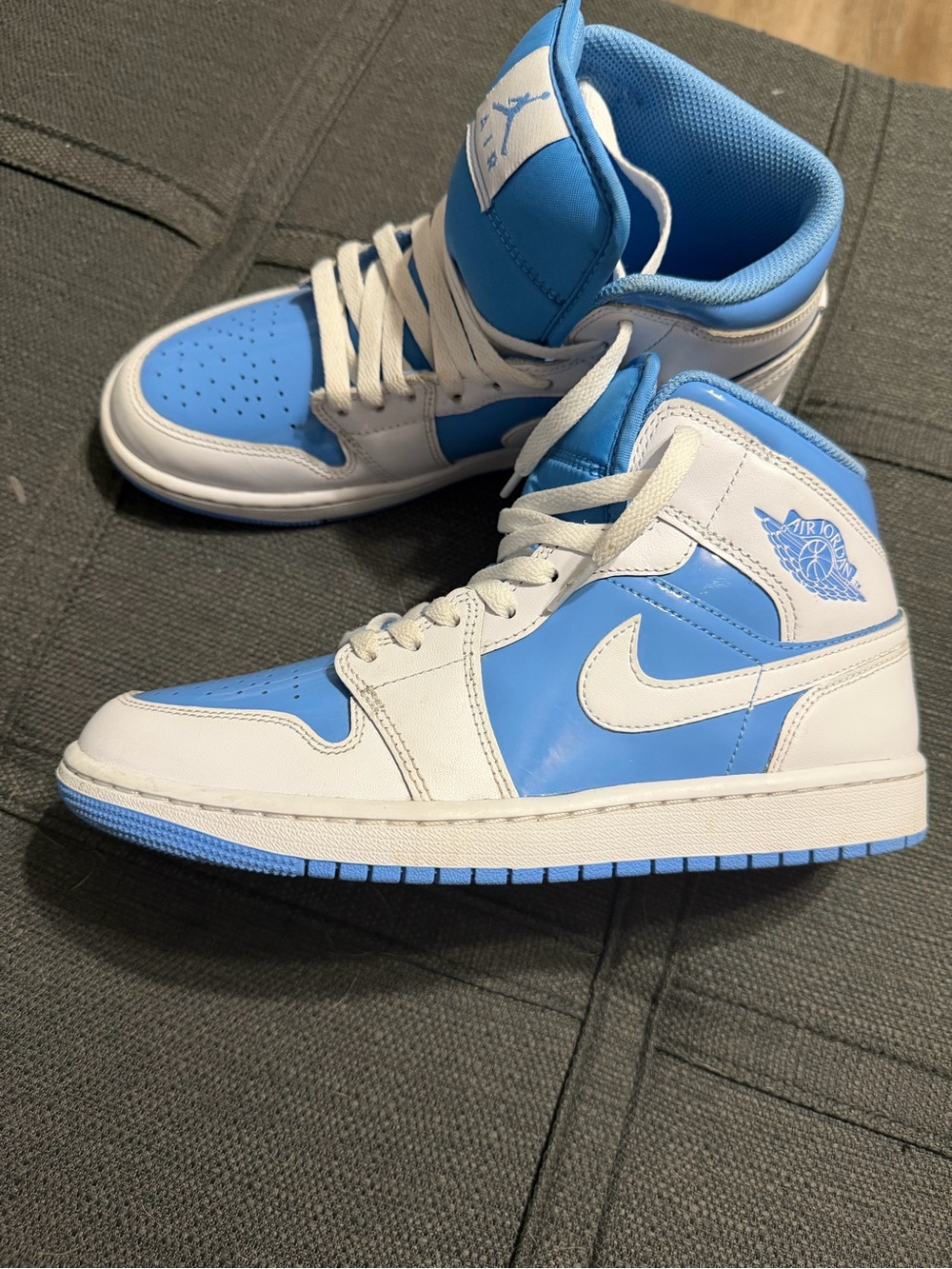Jordan Air Jordan 1 Mid Sneakers - White/University Blue